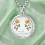 Födelsemånad Flower November Chrysanthemum Silverpläterat Halsband<br><div class="desc">Födelsemånadsblomman november Chrysanthemum necklace med en illustration av en Chrysanthemum-blomma. Under blomman skrivs namn i ett elegant-skript. Under namn är det stater " november-Chrysanthemum" som anger att ägarens födelsemånad är november och hennes födelseblomma är Chrysanthemum. Det är ett personlig halsband, skräddarsytt som en tankefull gåva till någon som föddes i...</div>