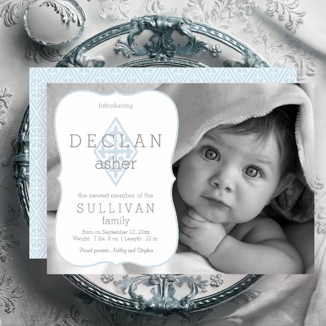 Födelsemeddelande | Boy Photo Fleur de Lis Kor Meddelande (Elegant Vintage Look Trinity Cross Blue and Light Gray Unique Boy Photo Birth Announcement )