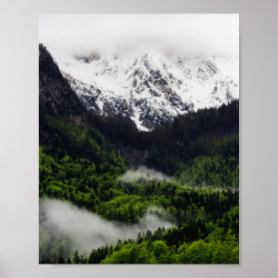 Foder som rullar genom skogar under berg poster