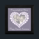 Foderfoto med Heart diamant bröllop Minnesask<br><div class="desc">Söt diamantgrafisk effekt bevarar trinket presentbox. Perfekt för att visa upp en speciell gåva från extra till din fru på en speciell 60-årsdag i diamanten bröllop eller vid andra särskilda tillfällen. "Till min underbara fru Patricia. Lycklig diamantårsdagen kan anpassas med ditt foto och med ditt eget namn och ord ord....</div>