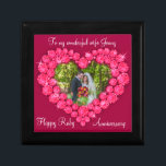 Foderpresentlåda för Heart Ruby bröllop Smyckeskrin<br><div class="desc">Söt ruby-grafik-effekt bevarar Trinket-presentlådan. Perfekt för att visa upp en extra-speciell gåva till din fru på en speciell rubyårsdag eller vid andra särskilda tillfällen. "Till min underbara fru Jenny. Lycklig Ruby-årsdagen" kan anpassas med ditt foto och eget ord. Sarah Trett utformar exklusiven.</div>