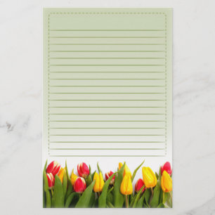 Fodrad grön bakgrund för röda gula tulpanblommo brevpapper