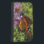 Fodral för monarkfjärilsplånbok<br><div class="desc">Tyck om denna ursnygga monarkfjäril som matar på en purpurfärgad blommastund som skyddar din telefon.</div>