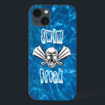 Fodral för simmafreaktelefon<br><div class="desc">Uppsättning för fodral för simmafreaktelefon på djupblå bassängvatten, med skallen och korben, fenor, goggle som göras all i vit som skisseras i svart.</div>