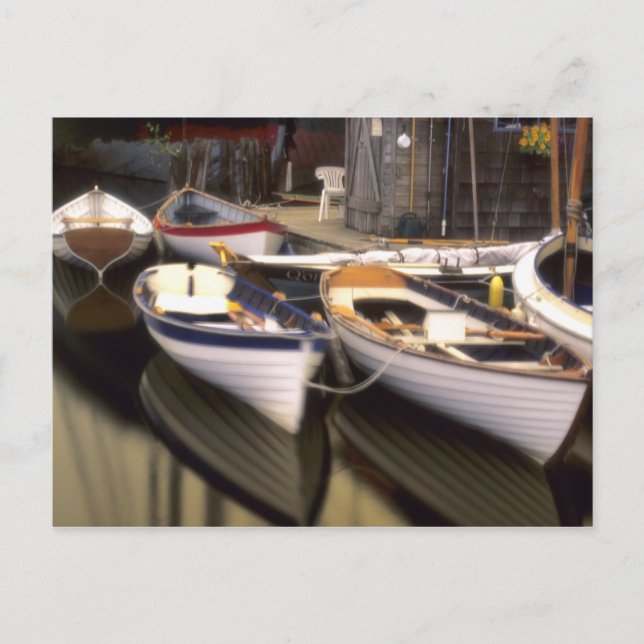 Fog omger fyra båtar dockade. vykort (Framsida)