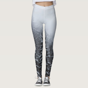 Fog över snö täckt grisskog på vintern leggings
