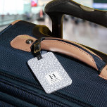 Fog | Pastel Leopard Skriv ut Monogram Bagagebricka<br><div class="desc">Chicens bagagemärke med monogrammet är en mjukare pastellform som tar sig an trenden för djurtryck,  med blek grått och vit leopard i mönster. Anpassa med det första monogrammet och namn på framsidan och lägg till kontaktinformationen på baksidan med vita bokstäver på en kontrasterande djup träkolbakgrund.</div>