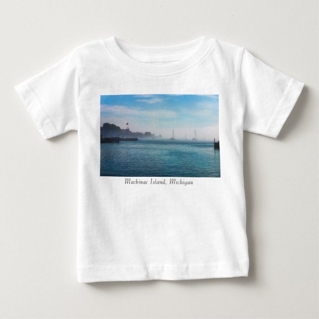 Fog vid Mackinac Harbor Baby T-Shirt (Framsida)