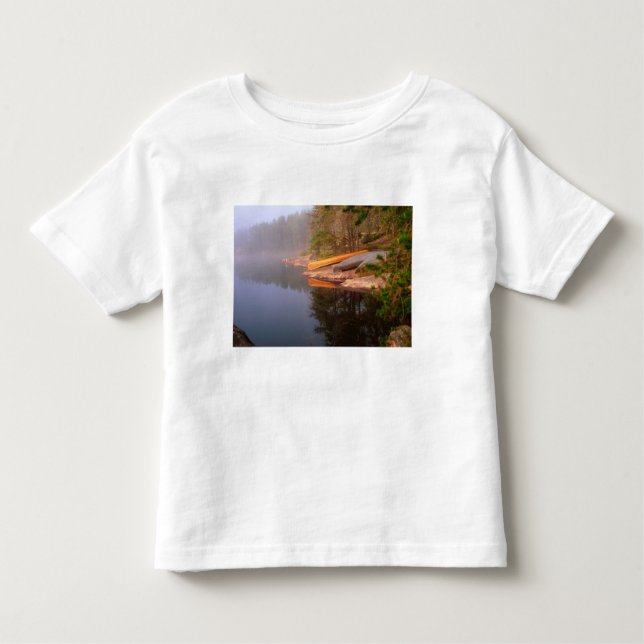 Foggy Canoe Campsite, Sjö Kawnipi T-shirt (Framsida)