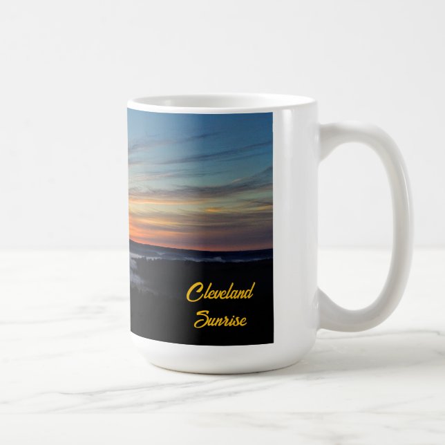 Foggy Cleveland Sunrise över Metro Parker Kaffemugg (Höger)