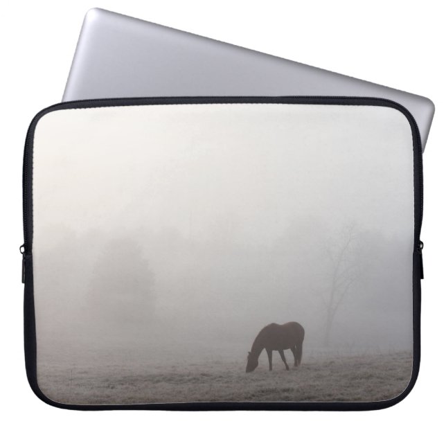 Foggy Grazing Laptop Sleeve (Framsidan)