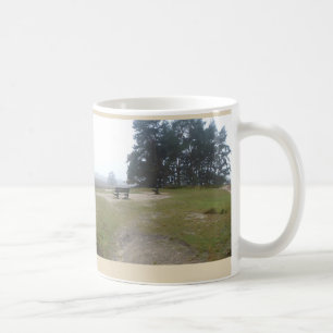Foggy Heathland med Bench Panoramic liggande Mugg