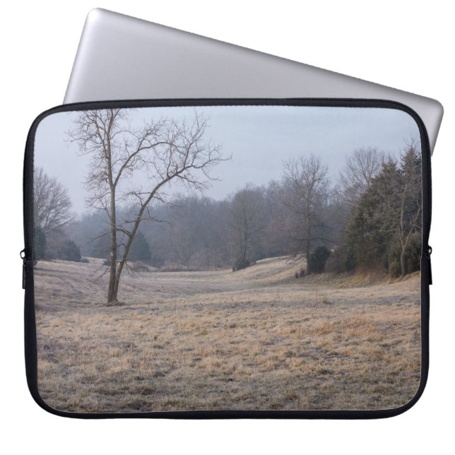 Foggy Meadow Laptop Sleeve (Framsidan)