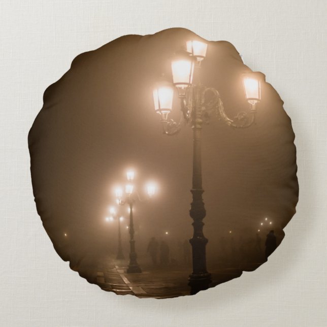 Foggy Piazza San Marco, Venedig Rund Kudde (Baksidan)