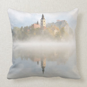 Foggy sunrise vid Sjö Bled Kudde