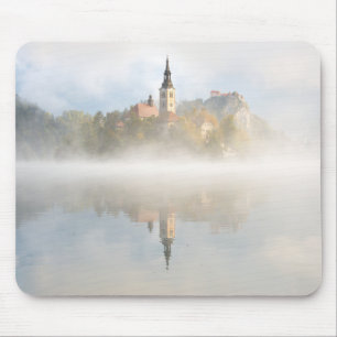 Foggy sunrise vid Sjö Bled Musmatta