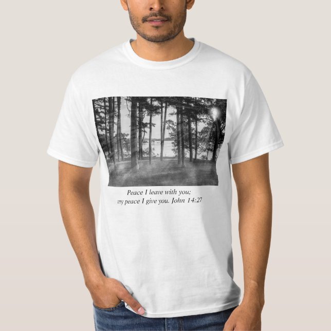 Foggy Träd vid Bord Sten, gråskalebibel verse T Shirt (Framsida)