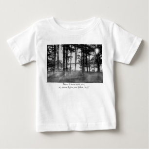 Foggy Träd vid Bord Sten, gråskalebibel verse T Shirt