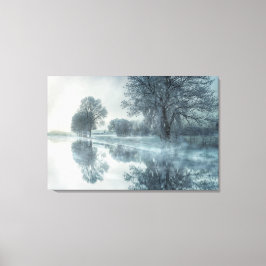 Foggy Winter Scene of a Sjö, med Träd och Himlar Canvastryck