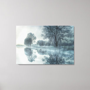 Foggy Winter Scene of a Sjö, med Träd och Himlar Canvastryck