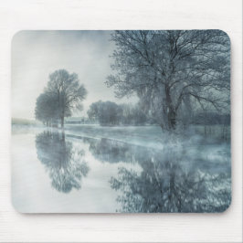 Foggy Winter Scene of a Sjö, med Träd och Himlar Musmatta
