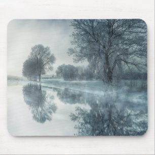 Foggy Winter Scene of a Sjö, med Träd och Himlar Musmatta