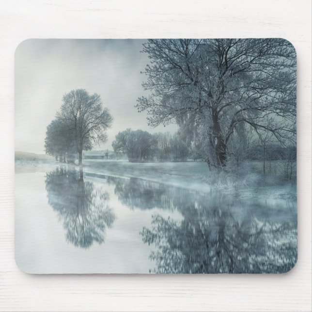 Foggy Winter Scene of a Sjö, med Träd och Himlar Musmatta (Framsidan)