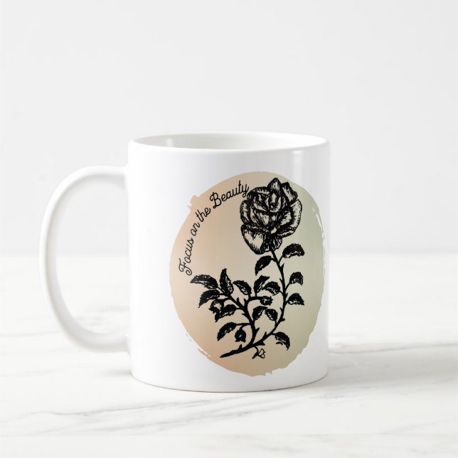 Fokus på skönhetspennan och Bläck Ro Kaffemugg (Vänster)