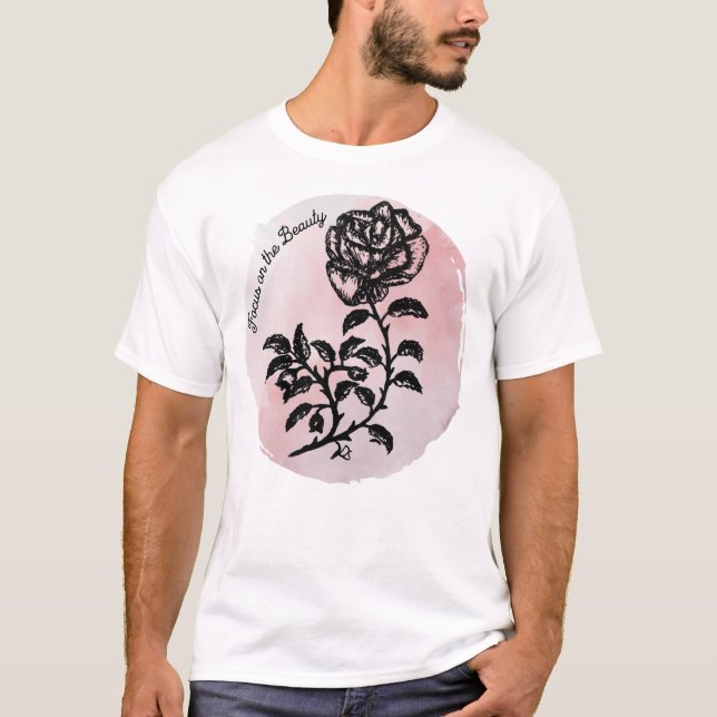 Fokus på skönhetsvården - Pen och Bläck Ro på Rosa T Shirt (Framsida)