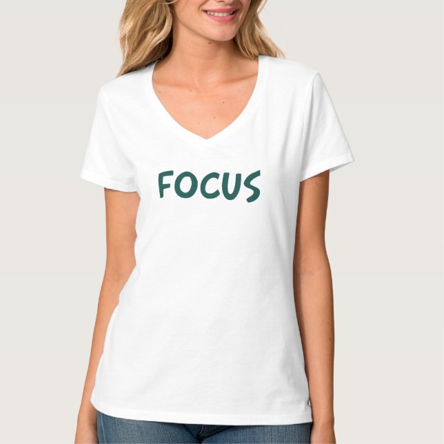 FOKUS Serietecknad Mörkgrön Typografi Design T Shirt (Framsida)
