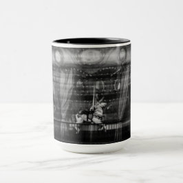Fokusera kaffemuggen en suddiga karusell och häst mugg