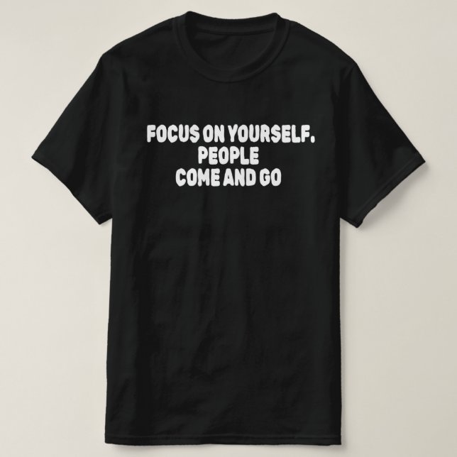 Fokusera På Dig Själv Människor Kommer Och Går T Shirt (Design framsida)