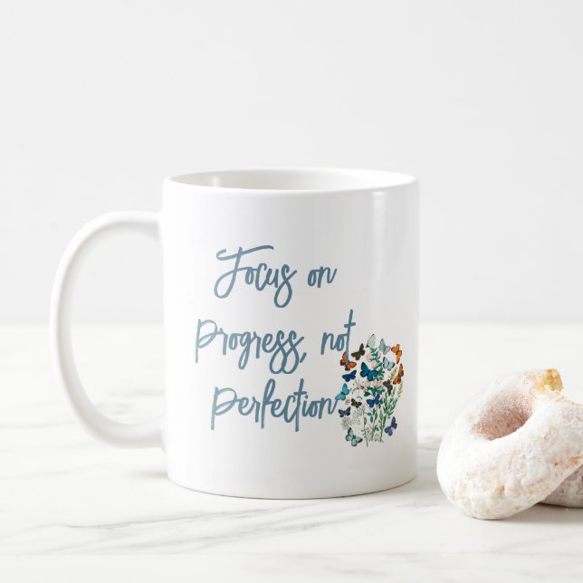 Fokusera på framsteg, inte perfektion kaffemugg (Med munk)