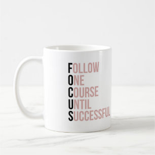 Fokusera rosa-typografi av motiv-affärsoffert kaffemugg