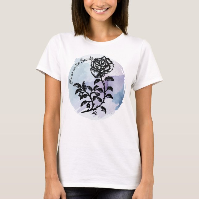 Fokusering på Blå vårdpennan och Bläck Ro på Blå T Shirt (Framsida)