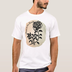 Fokusering på Ro vid sjötjänstgöringspennan och Bl T Shirt