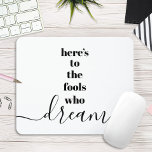 Folar som drömmar, citat Chic svartvit typografi Musmatta<br><div class="desc">"Här är till de idioter som drömmer." Var en av dem som alltid låter sin optimism styra sin vision och sina ambitioner. Denna nakna, moderna, grafiska, minimalistiska muspekare kombinerar fet, sanserif-typografi med handskrivna kalligrafiskript, allt i svart och vitt. Underbart inspirerande citat som inspirerar dig hela dagen. Underbart för din morgondos...</div>