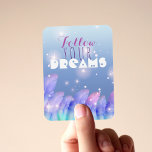 Följ din drömmarinspirationsoffert magnet<br><div class="desc">Fin personlig magnetdesign med pastellfjädrar för lila och rosa och gnistor på en blå övertoningsbakgrund med texten "Följ dina drömmar" skriven i tre olika moderna typsnitt.</div>