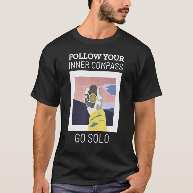 Följ din inre Compass Go Solo Single Traveler T Shirt (Framsida)