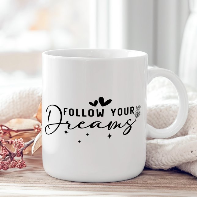 "Följ dina drömmar"-Blommigt - inspirationsplan Kaffemugg ("Follow Your Dreams" Floral Inspirational Coffee Mug on a boho wooden table with pink flower.)