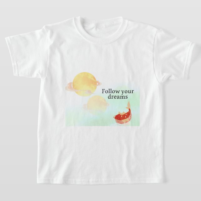 Följ dina drömmar | Inspirerande Koi-fisk T-Shirt (Laydown)