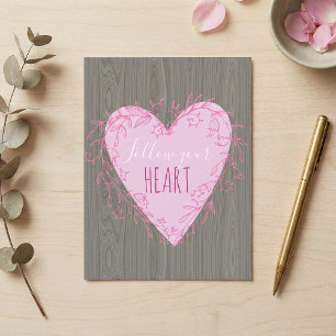Följ ditt hjärta Cute Rosa Doodle Heart på Wood Vykort