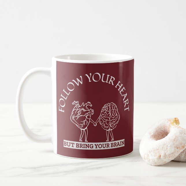 Följ ditt hjärta men ta med ditt hjärta kaffemugg (Med munk)
