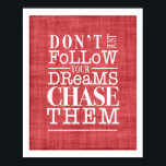 Följ inte drömmar, Chase Them Inspiring Poster<br><div class="desc">Få dina drömmar att hända med den här söten poster i rött. Vit typografi och en faux linen struktur bakgrund tillför charmen.</div>