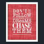 Följ inte drömmar, Chase Them Inspiring Poster<br><div class="desc">Få dina drömmar att hända med den här söten poster i rött. Vit typografi och en faux linen struktur bakgrund tillför charmen.</div>