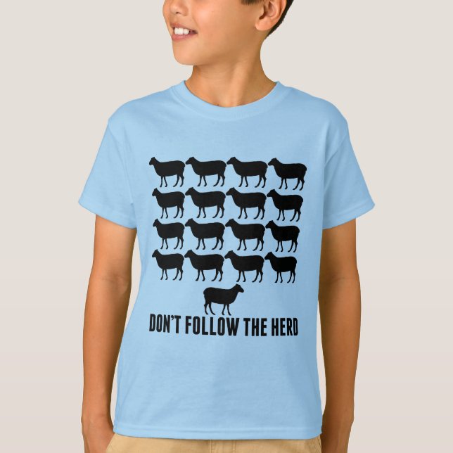 Följ inte fårabesättningen om du är själv. t shirt (Framsida)