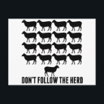 Följ inte fårbesättningen - var du själv vykort<br><div class="desc">Var en unik individ. Var dig själv och fira att du inte är ett får som alla andra. Tänka för dig själv. Följ inte besättningen. Bly. En inspirerande,  verklig ledarskapspresent för en självhjälpande guru.</div>