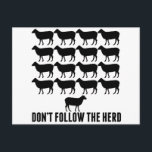 Följ inte fårbesättningen - var du själv vykort<br><div class="desc">Var en unik individ. Var dig själv och fira att du inte är ett får som alla andra. Tänka för dig själv. Följ inte besättningen. Bly. En inspirerande,  verklig ledarskapspresent för en självhjälpande guru.</div>