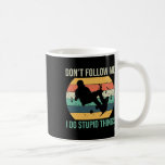 Följ inte med mig. Jag gör dumt Sak nu-ombord-Ad. Kaffemugg<br><div class="desc">Följ inte med mig. Jag gör dumt Sak nu ombord Äventyr</div>