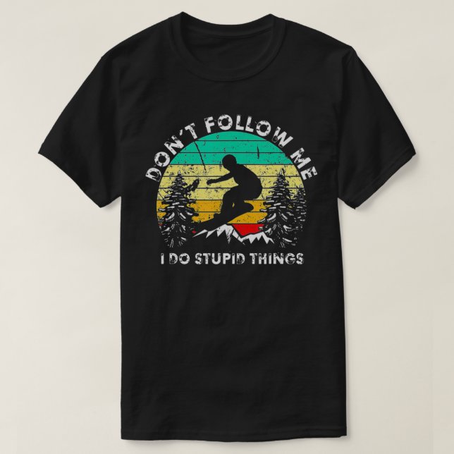 Följ inte med mig jag gör Stupid Sak Retro Funny S T Shirt (Design framsida)